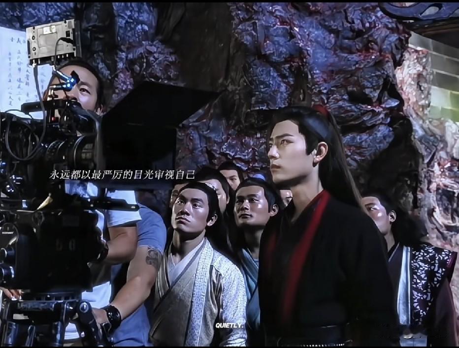 谁懂啊，真的被肖战这份劲儿戳到了。
 
他的眼睛看谁都温柔，唯独面对监视器里的自
