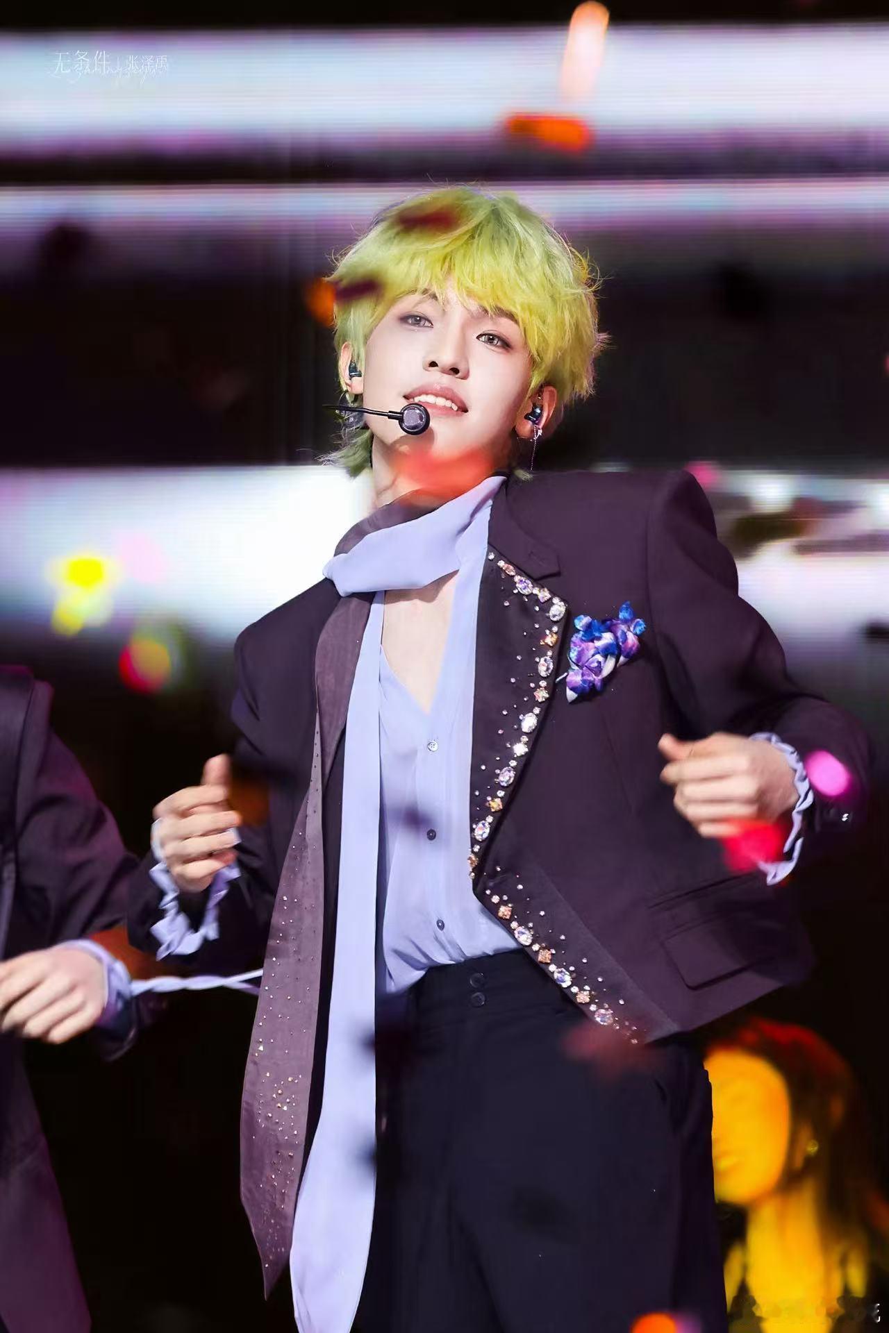 张泽禹绝对的舞台掌控者 不管是高音还是舞蹈，不管是慢歌还是炸场舞台，张泽禹都能稳