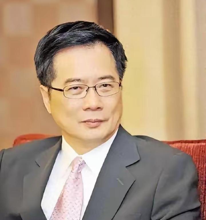 这反转惊掉下巴！
蔡正元博士这腰杆子算是彻底挺直了，反倒是那个当初要把他往死里整