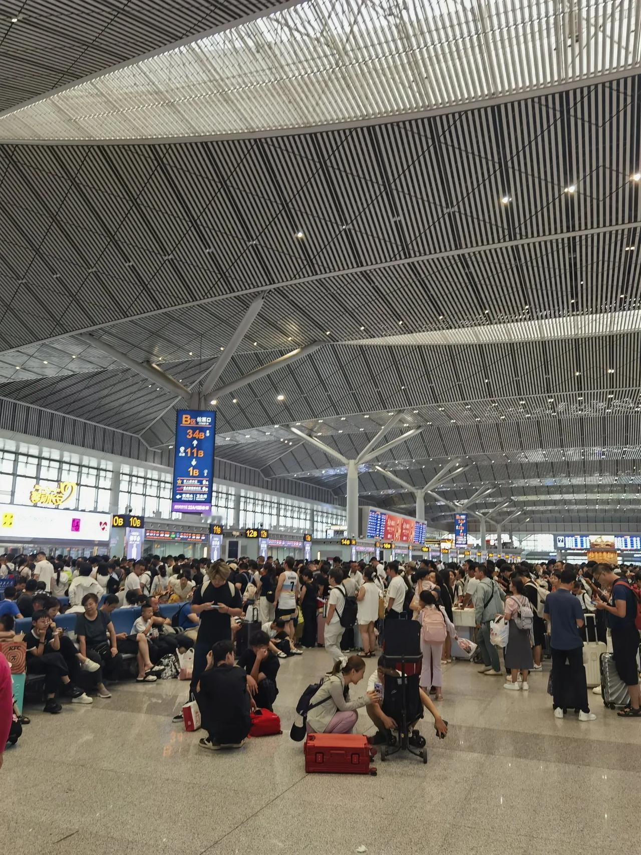 火爆的西安北客站！今天是周六西安北客站依然客流爆满，蔚为壮观，充分体现出西安作为
