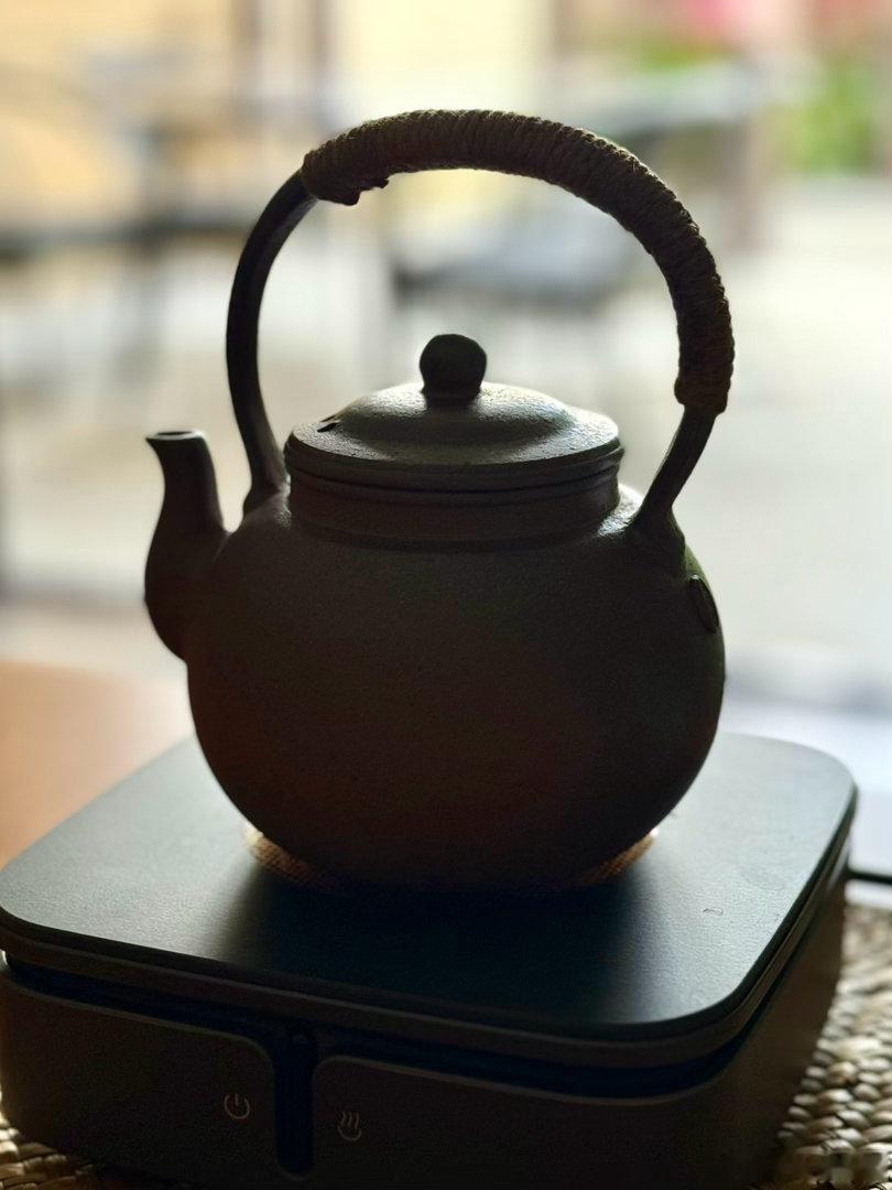 用铁壶和银壶煮水泡茶，我还是觉得别扭，我们泡茶的理念是：尽量不要干扰茶质，比如我