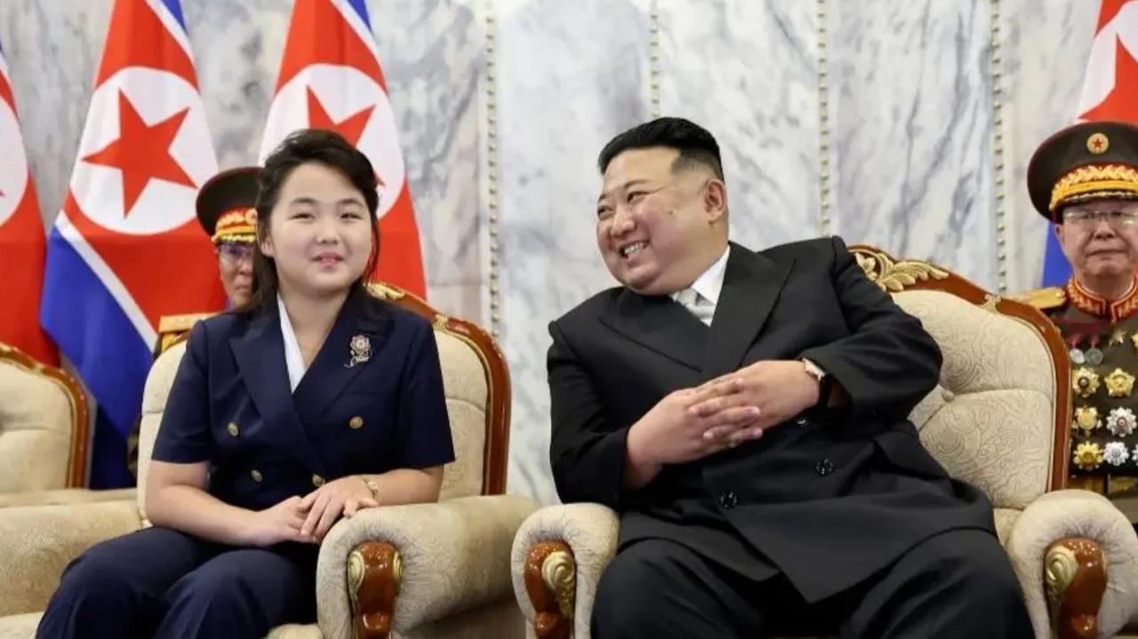 金主爱经常陪同父亲金正恩出席公开活动，特别是多次出现在与军事相关的场合，这预示着