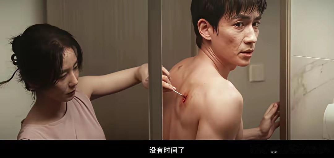 朱一龙，《惊蛰无声》中的黄凯，竟然是间谍，被杨幂钩下水的，最后竟自杀了。
《韩非