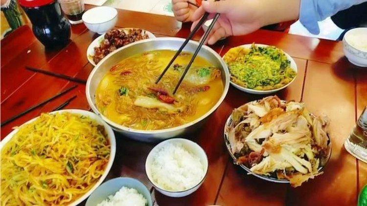 我真服了！我老婆家吃饭全是大盆装，到现在都改不掉这个习惯，每天做饭全都是一大盆一