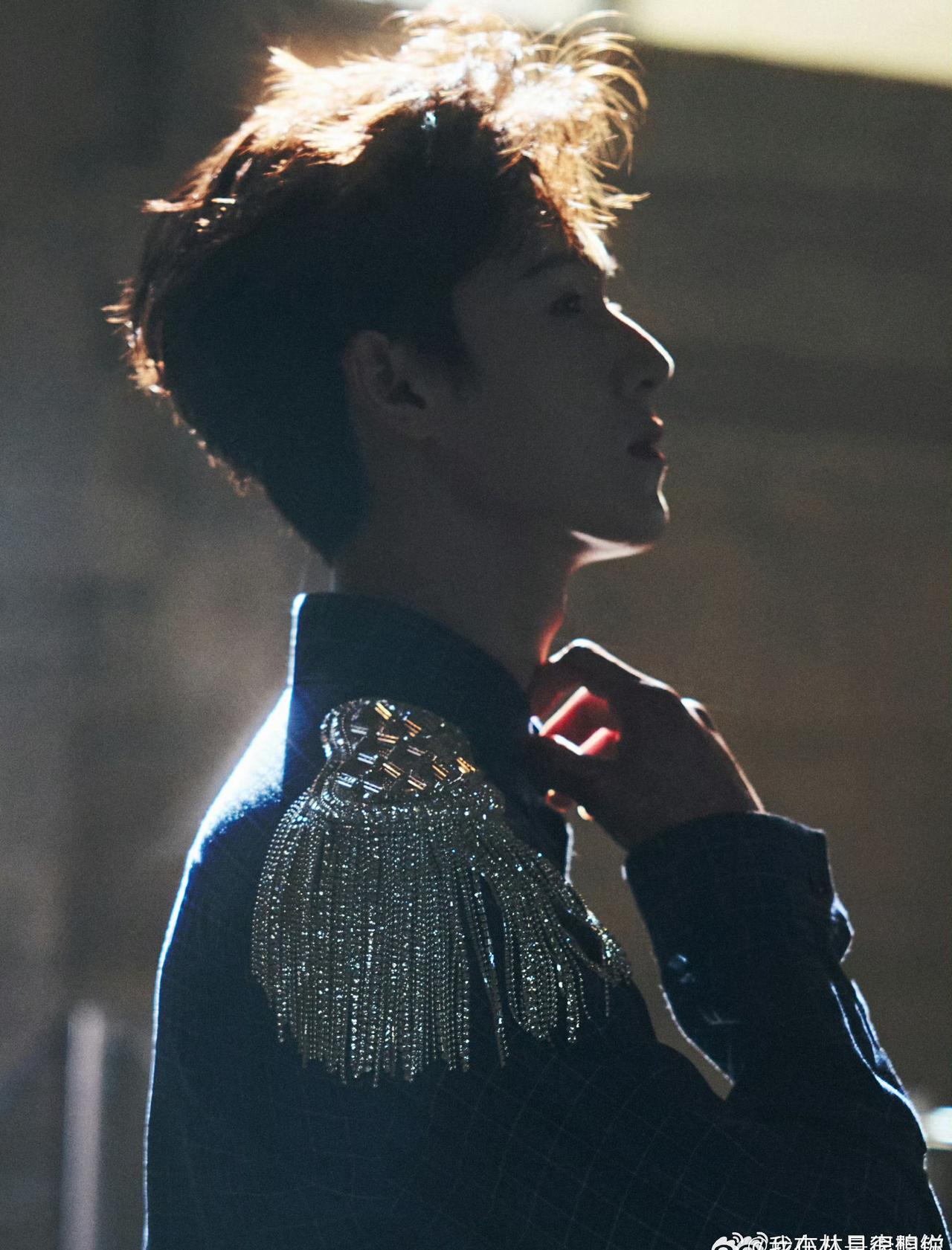 赴约巴黎，共赏风尚。迪奥品牌大使@小林是李昀锐 现身@DIOR迪奥 二零二六秋冬