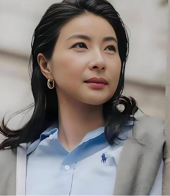 香港算命大师曾直言“不敢给郭晶晶看相，她打破了相书定律”，有人说她小耳垂无贵人相