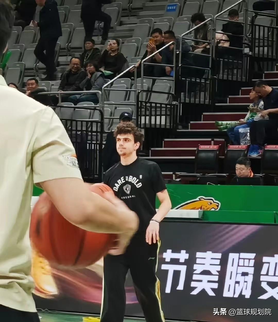 乌戈已经把大儿子安排在辽宁男篮！

近日有媒体拍到辽宁男篮主场热身训练时，主教练