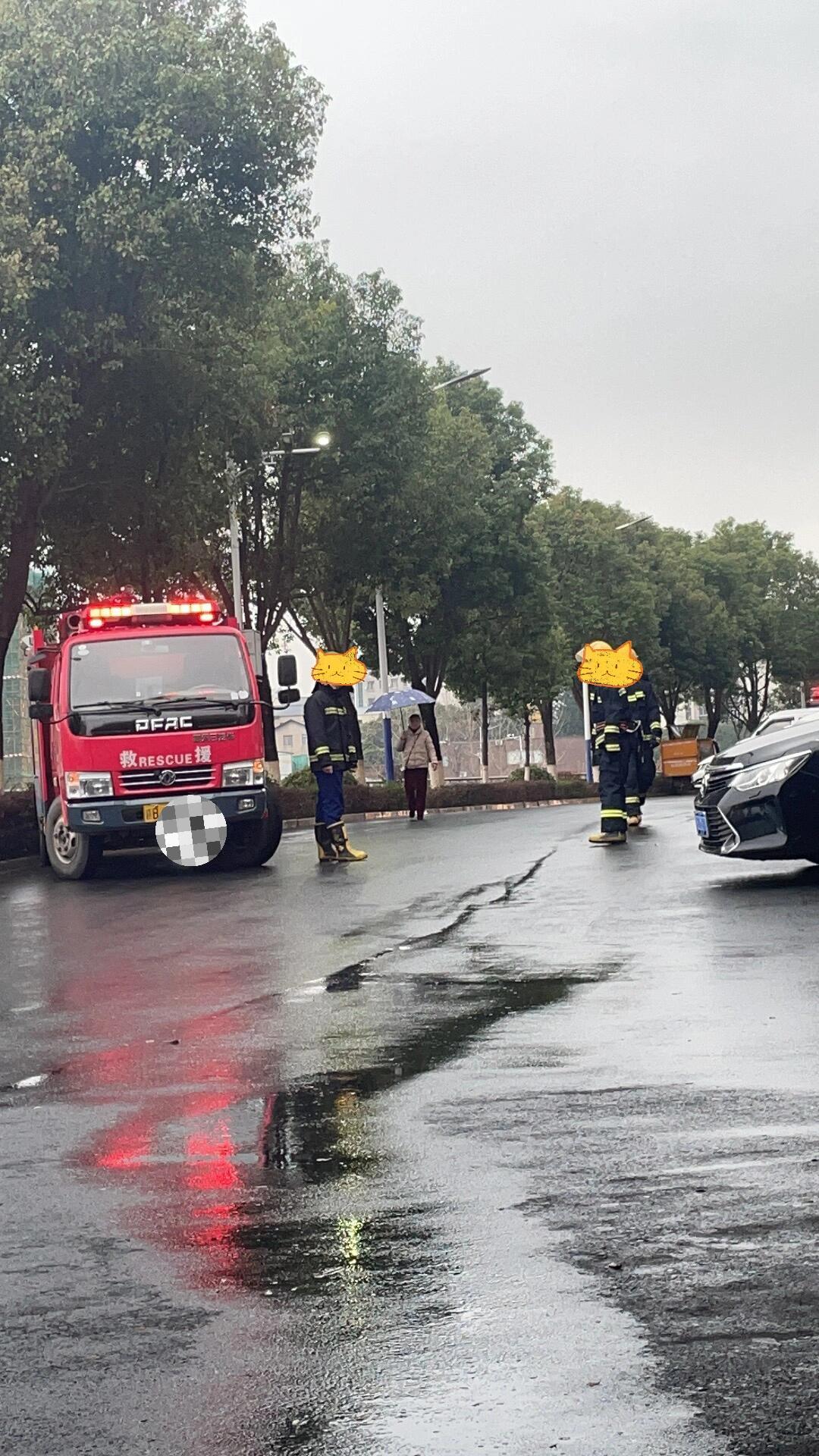 家里着火，前男友来灭火累了好尴尬[融化]又冷，穿个拖鞋，差点冻死了[衰]前男友给