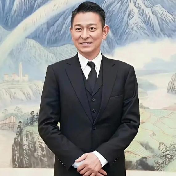 这一次，
喜欢刘德华和讨厌刘德华的人都沉默了，
因为他真的支棱起来了，事业稳步上
