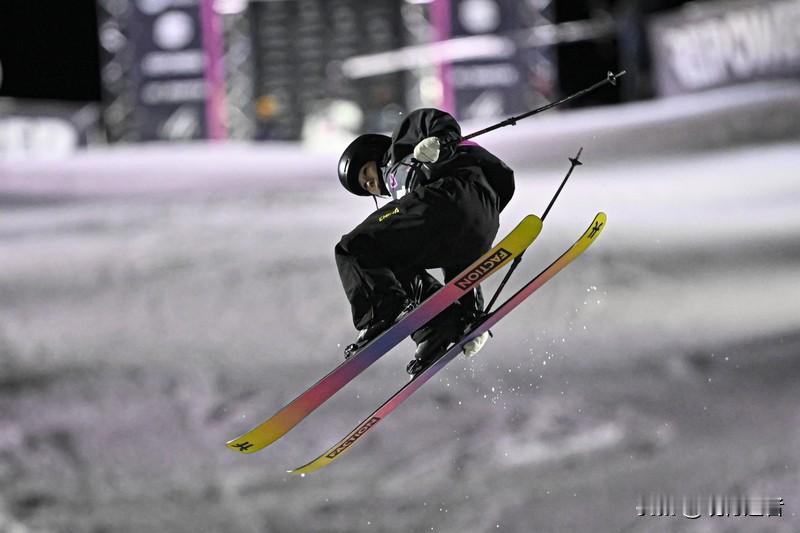 中国健儿闪耀米兰冬奥赛场！2月9日自由式滑雪女子坡面障碍技巧决赛中，谷爱凌以近乎