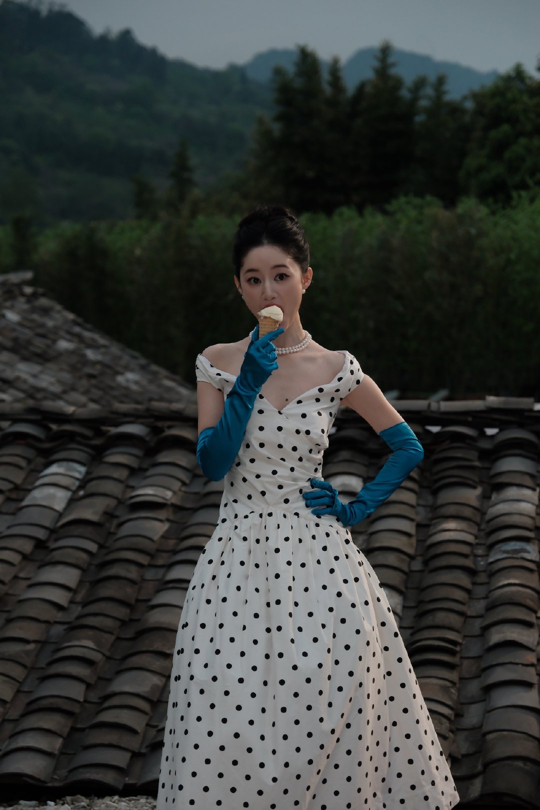 郭晓婷波点女郎  郭晓婷波点女郎V领波点连衣裙＋公主盘发，是俏皮可爱的波点女郎呀