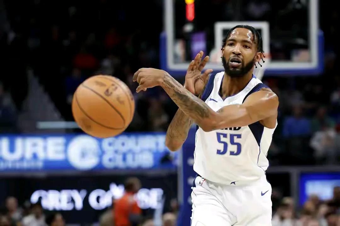 首发大前锋来了，快船签约独行侠的小琼斯，放走保罗乔治。
第一，快船终于补强了，3