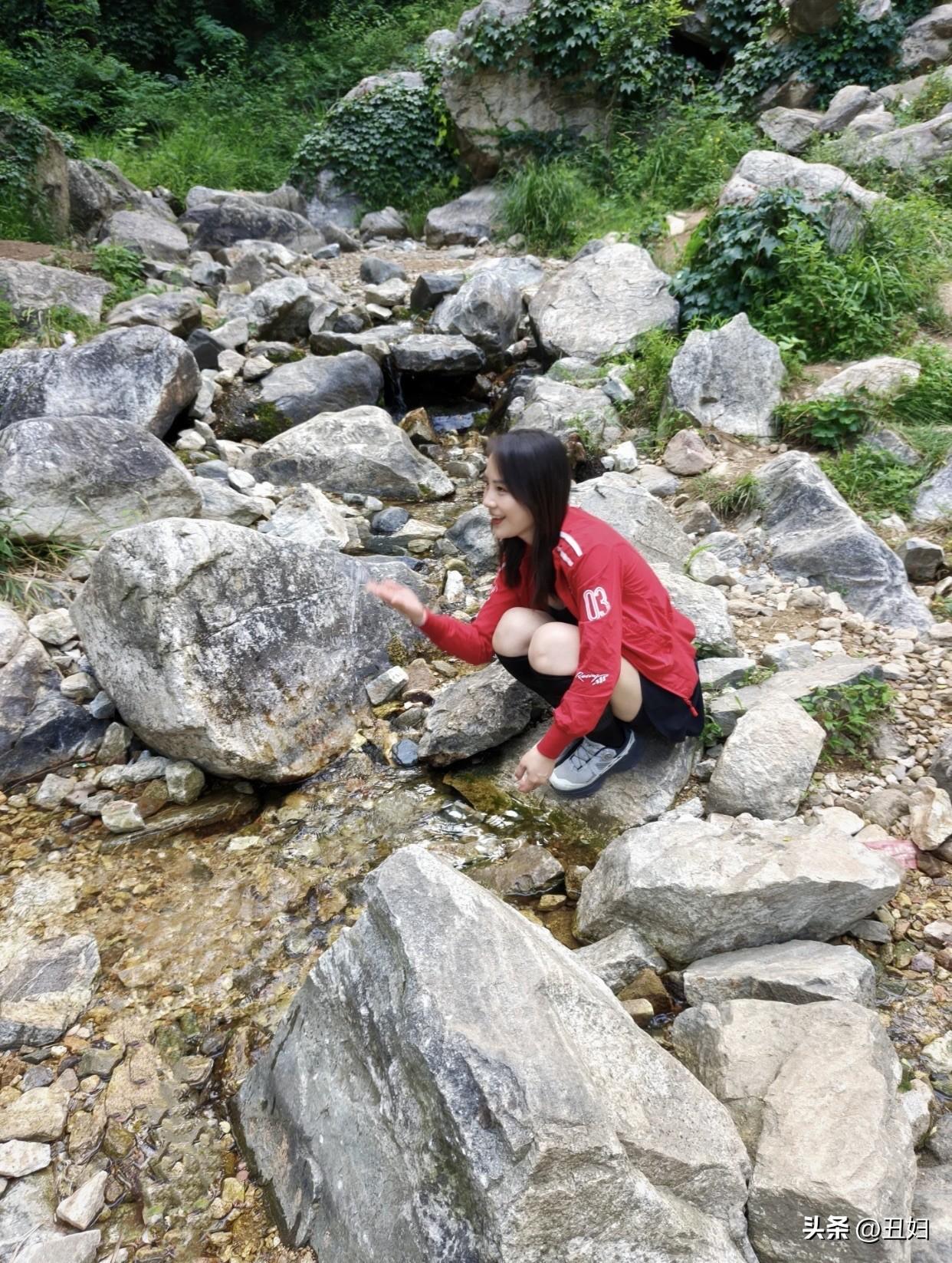 你会为有气质的人驻足拍照吗肯定会！森林中的甜美少女，与大自然亲密接触🌳💖