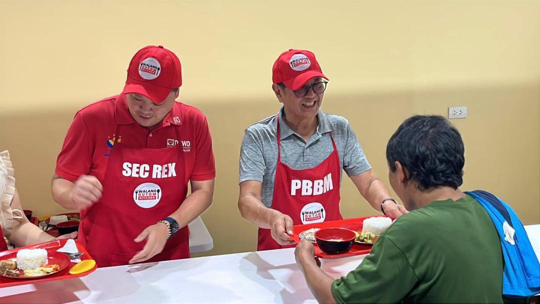 小马又遭批了！
22日，小马参加"零饥饿厨房"项目启动仪式，化身为服务员，围裙上