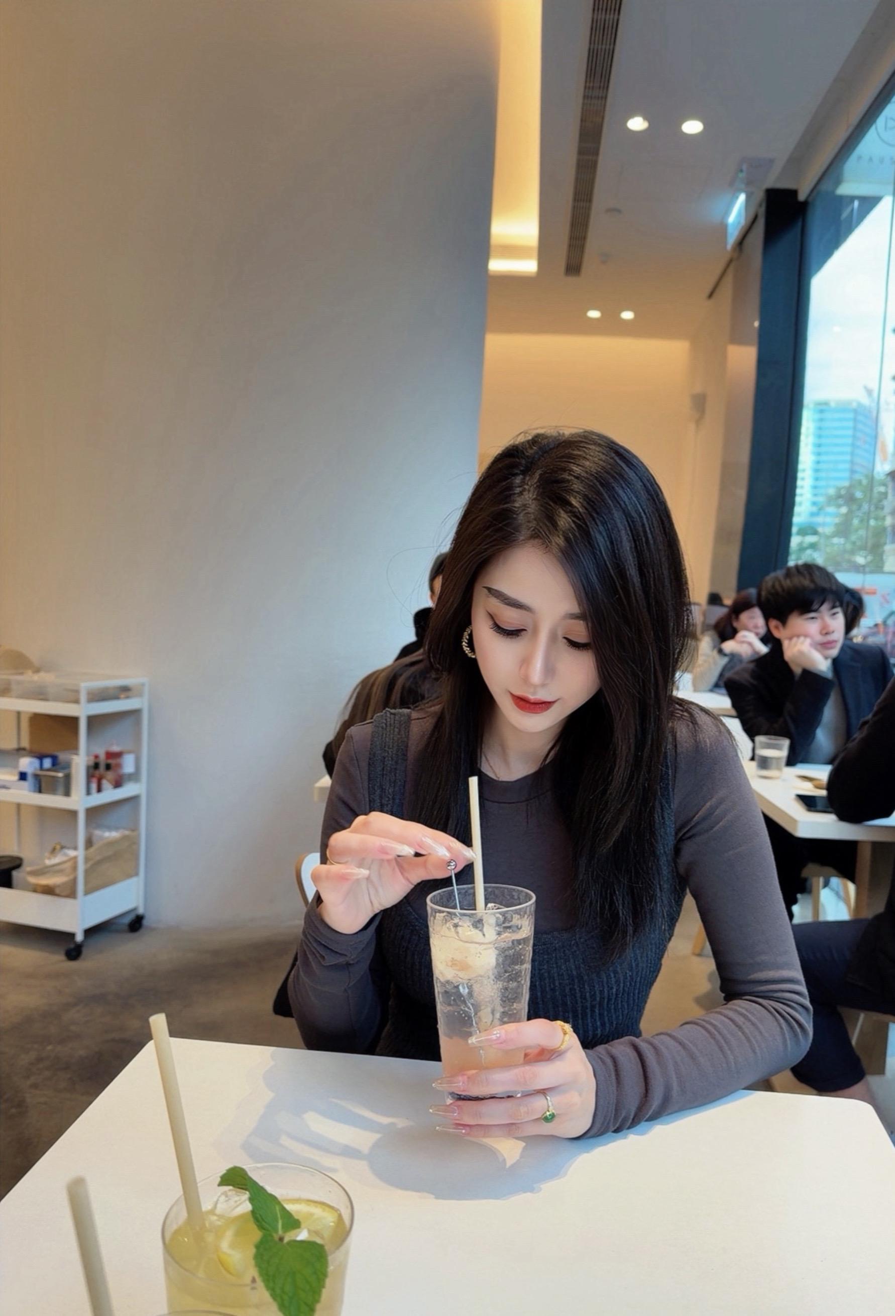 别的女人生气会嗲会撒娇,我不行,我会删除你,更会拉黑你,而且还会和你死犟到底。