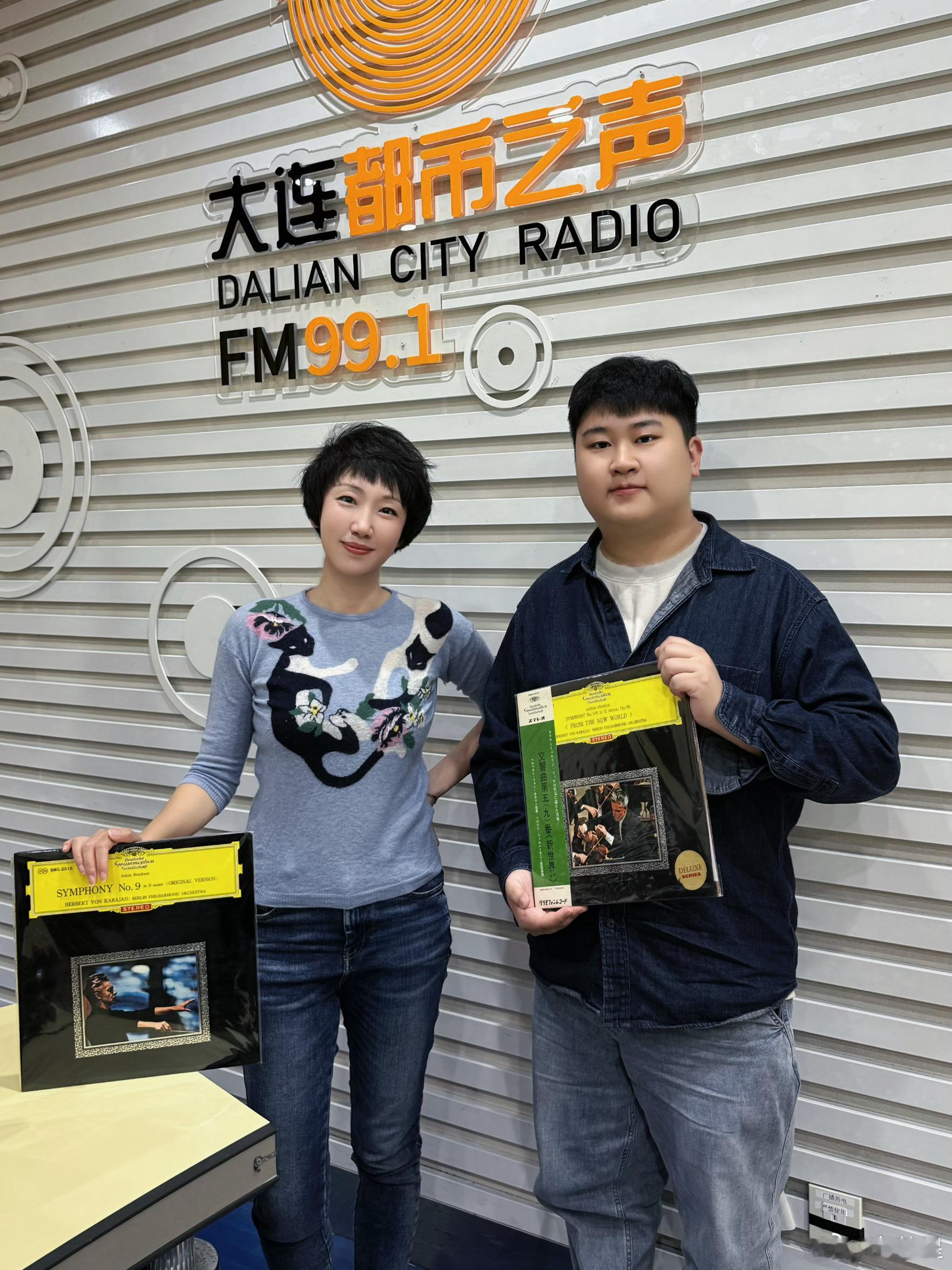 之前书店古典音乐会的忠实小粉丝爸爸妈妈领着 每场必到当时小学还没毕业现在伯克利都