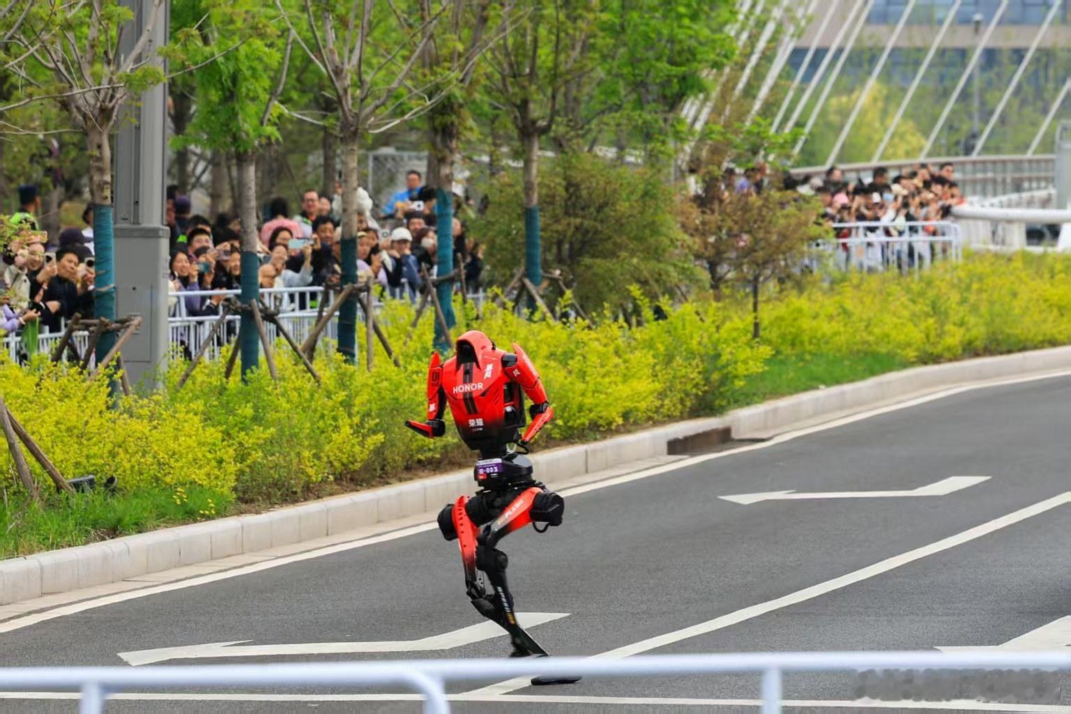 荣耀机器人打破人类半马纪录 新纪录诞生！荣耀机器人"闪电"50分26秒完赛半马，