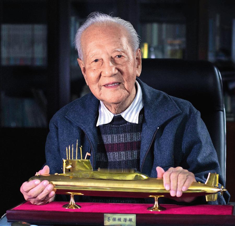 1957年春节，黄旭华回广东海丰老家探望母亲。那一年他33岁，刚刚被选中参与一项