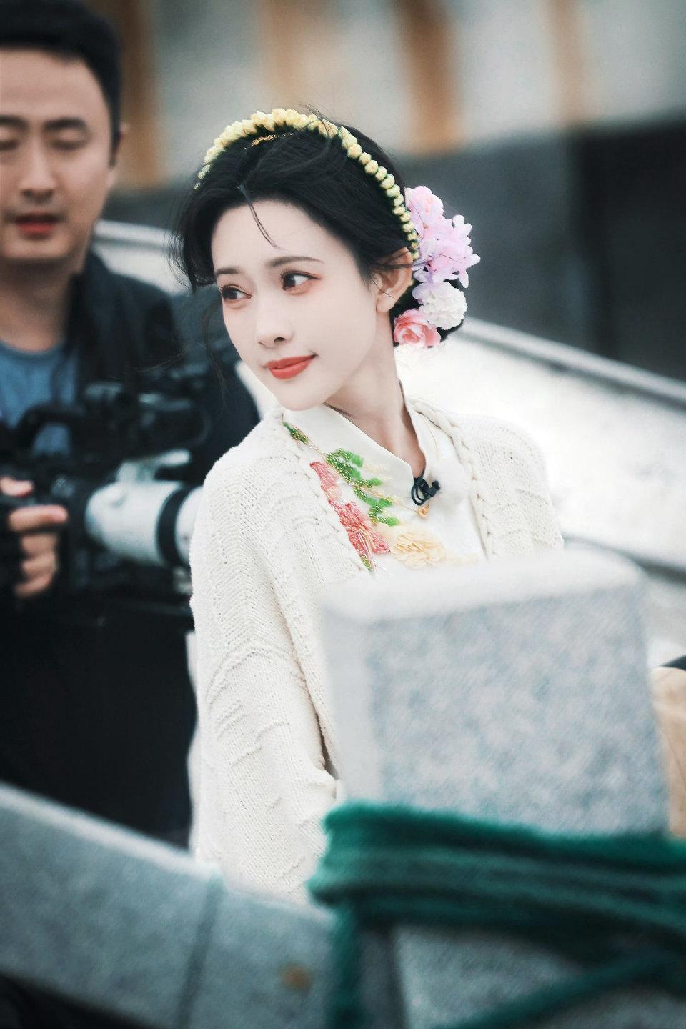 簪花的孟子义孟子义今日（2026年4月24日）参与《奔跑吧》第九季泉州站录制时，