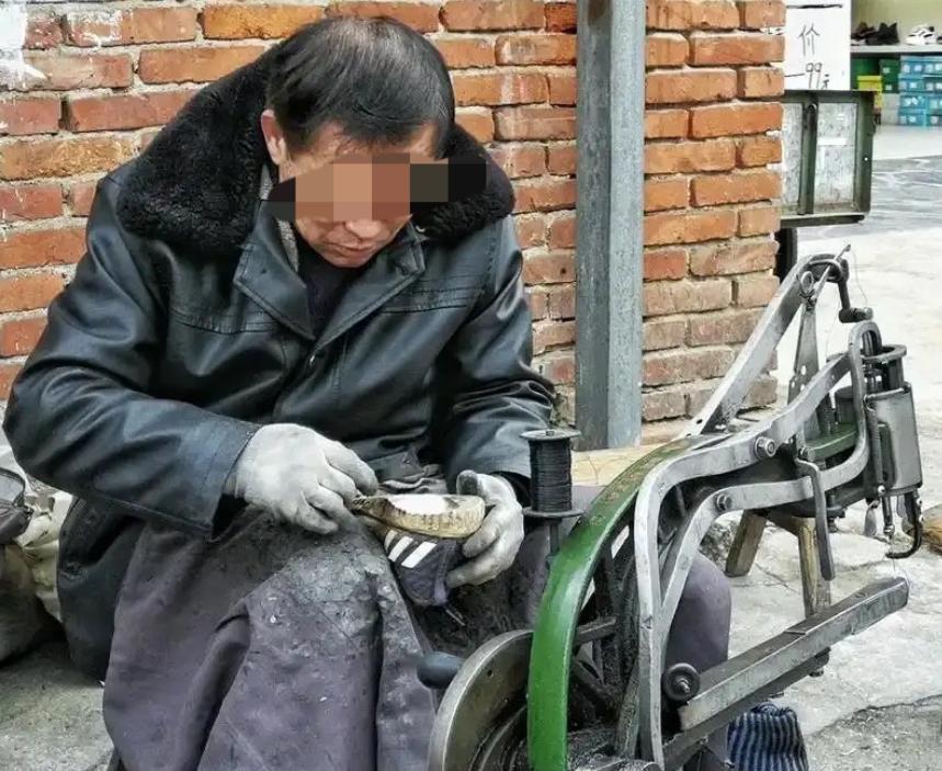 悲剧还是发生了！山东平度，一男子新买的腰带太长了，于是到老人开的小摊重新裁剪并打