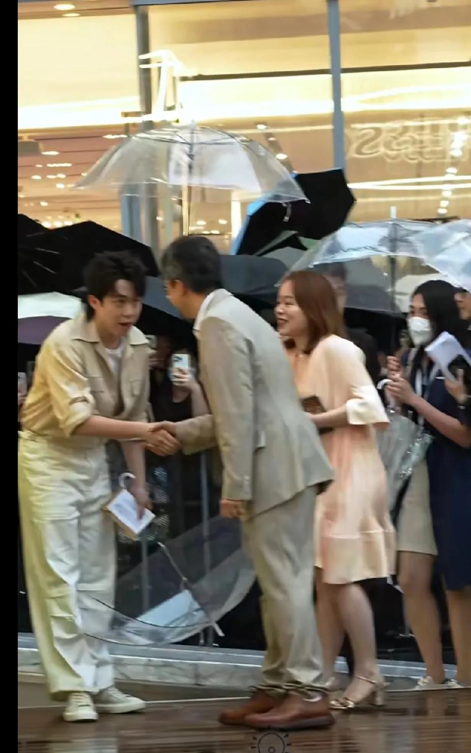 王楚钦，细节处尽显素养
 
在深圳的活动现场，细雨纷纷也挡不住大家的热情。王楚钦