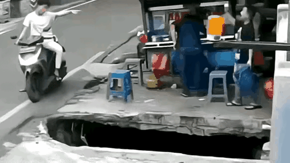 摩的：主人，你到店里歇会儿，我下河去洗个澡！