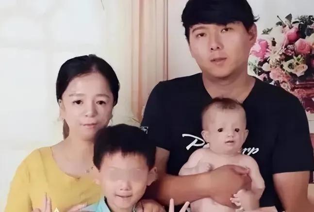 2017年，天生“鸟脸”女子坚持生二胎，没想到儿子竟然遗传了母亲的“鸟脸”，全家