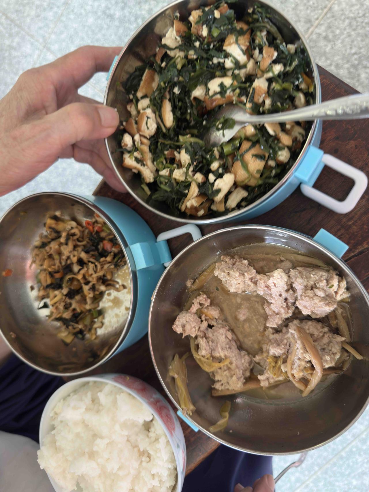 老父亲89岁了，生活自理，每天自己做饭，做好以后还要照顾同样80多岁的老妈的生活