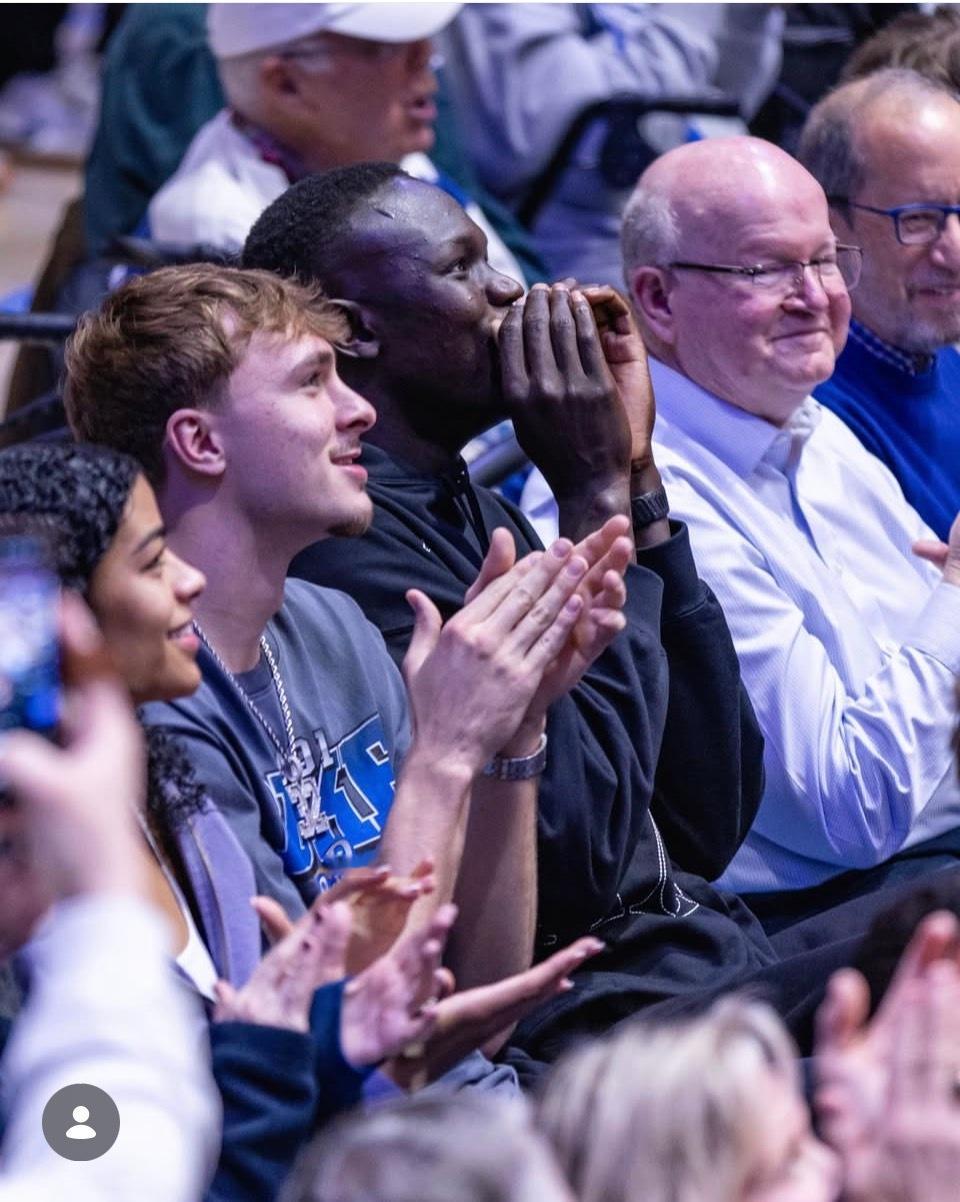 今天我杜官号发的赛场图中的一张，感觉旁边老爷爷们笑得很慈祥，一脸欣慰好像他们的小