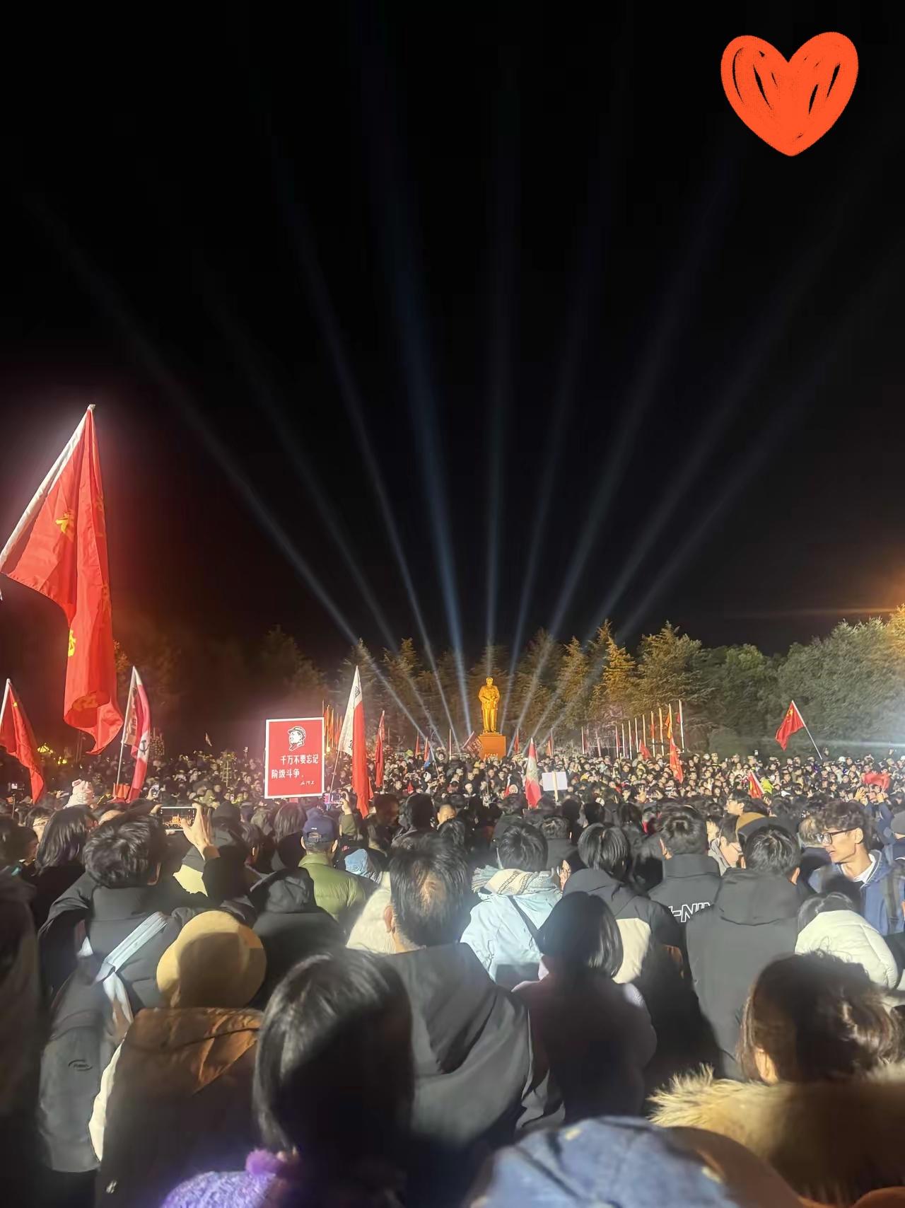 12月26日，韶山的晨光里满是思念！铜像前的人群从深夜排到破晓，一碗碗热乎的福寿