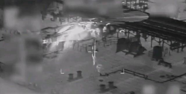 俄罗斯议员建议采用“军事手段”回应油轮事件，包括使用鱼类击沉美军的快艇。
打下美