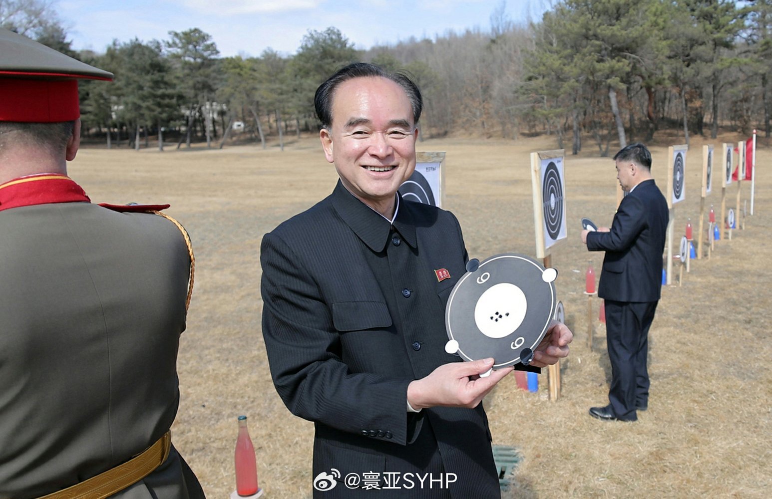 金正恩向主要领导干部赠送狙击步枪金正恩向朝鲜一些主要领导干部和军事指挥员，赠予礼