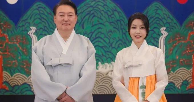 韩国总统与第一夫人穿上民族服装，准备庆祝中秋！然而，这次韩国明星笑了，他说，中秋