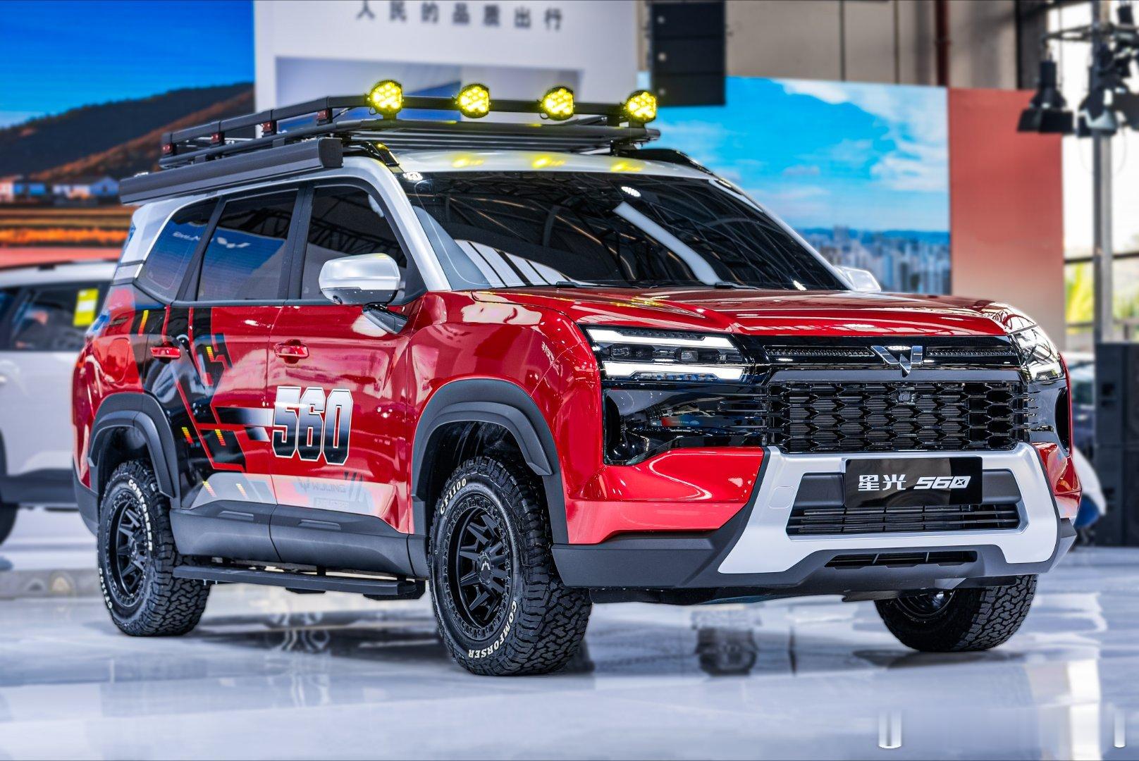 刚刚看图突然恍惚了一下，前两张我差点看成三菱帕杰罗。看到内饰才有了五菱的味道，星