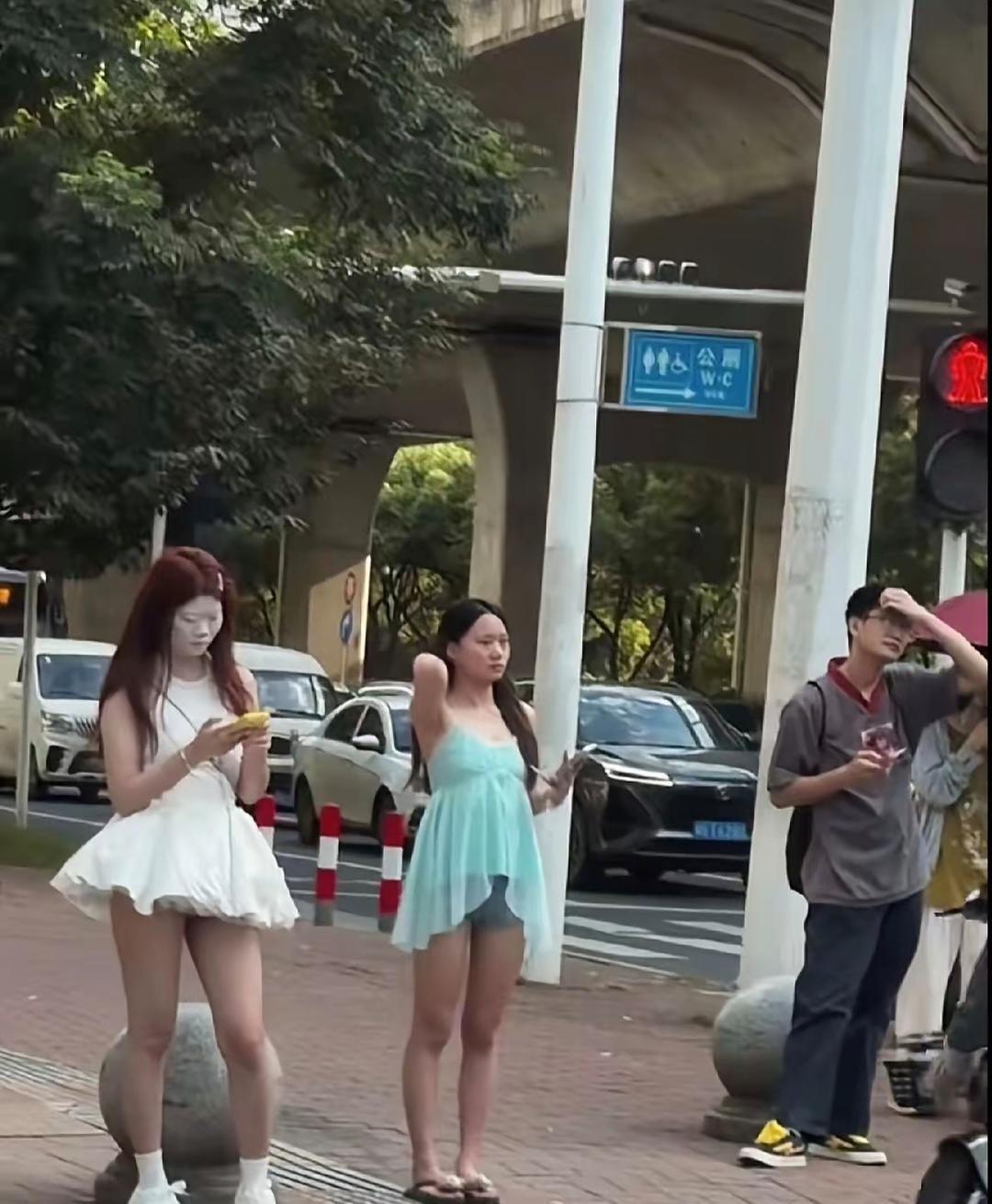 这个脸色有点惨白