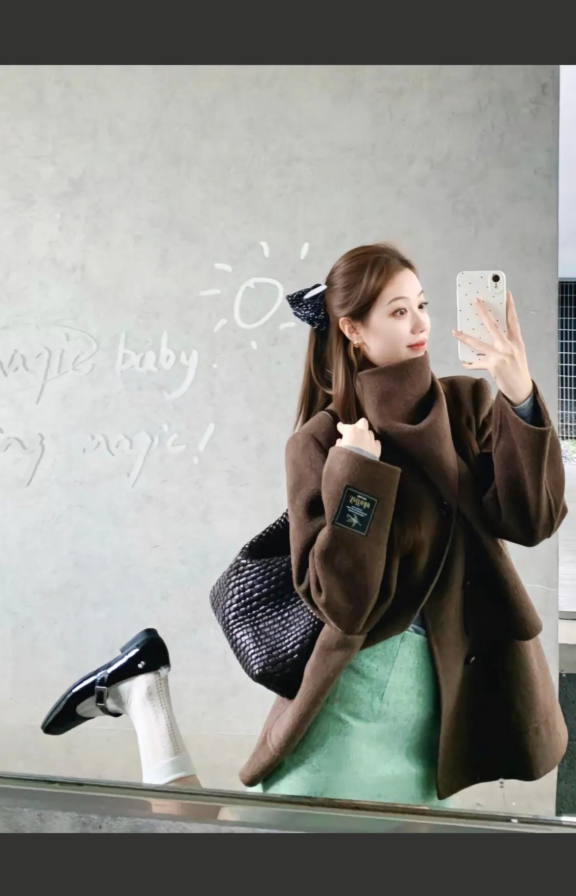 秋日穿搭指南：棕色大衣+绿色短裙，优雅又时尚！