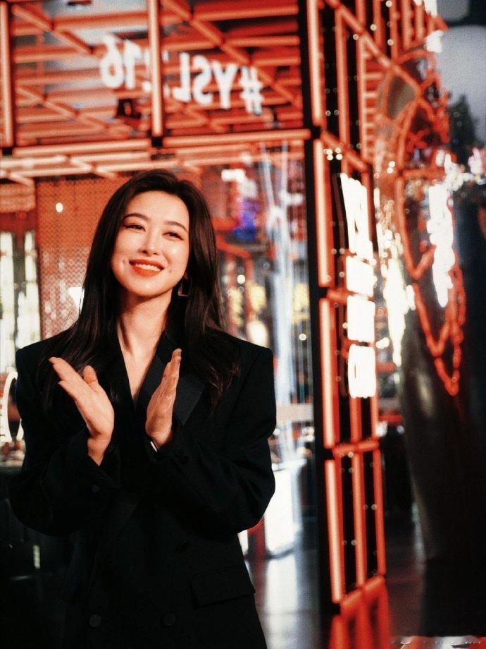 朱珠的贵气感穿搭夯爆内娱朱珠的侧颜确实很曼妙朱珠的老钱风穿搭太绝！不刻意堆砌大牌