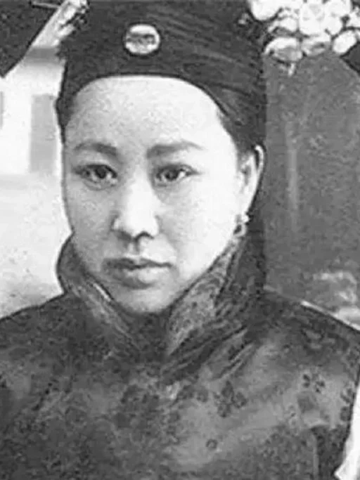 1915年，9岁的溥仪和ru母王焦氏正在床上躺着，总管太监张谦和没打招呼一头闯进...