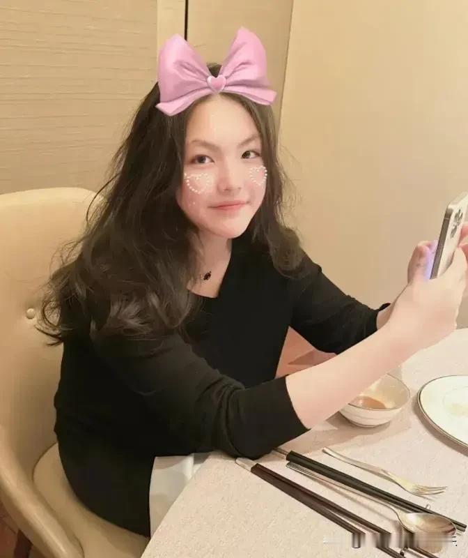 她以后谈恋爱的话！一般人不敢追！

她吃的三个包子四百多！一般人消费不起！

李