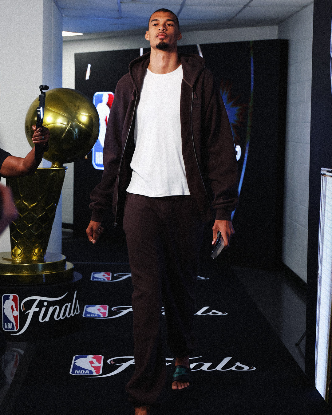 文班这穿着拖鞋就出来了尼克斯vs马刺nba总决赛