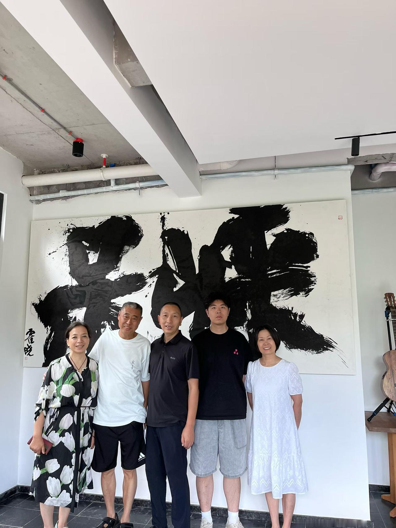 周末，洪雅文化名人、兰草专家、造园师、乡创实践者牟勇携妇将雏全家来访，随身带来含