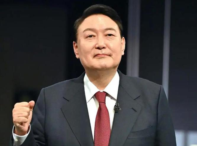 尹锡悦明明都已经被判无期徒刑了，结果又被法院狠狠砸下30年重判！他到底干了什么伤