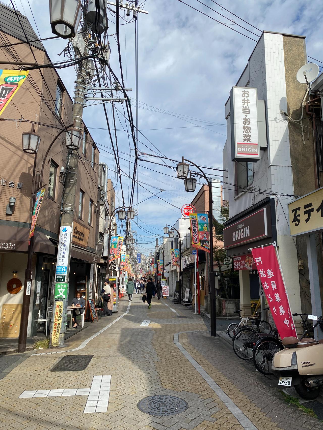 今天是日本的“红日子”（休息日），节日的高円寺商店街静谧而温暖[呲牙]
散步偶遇