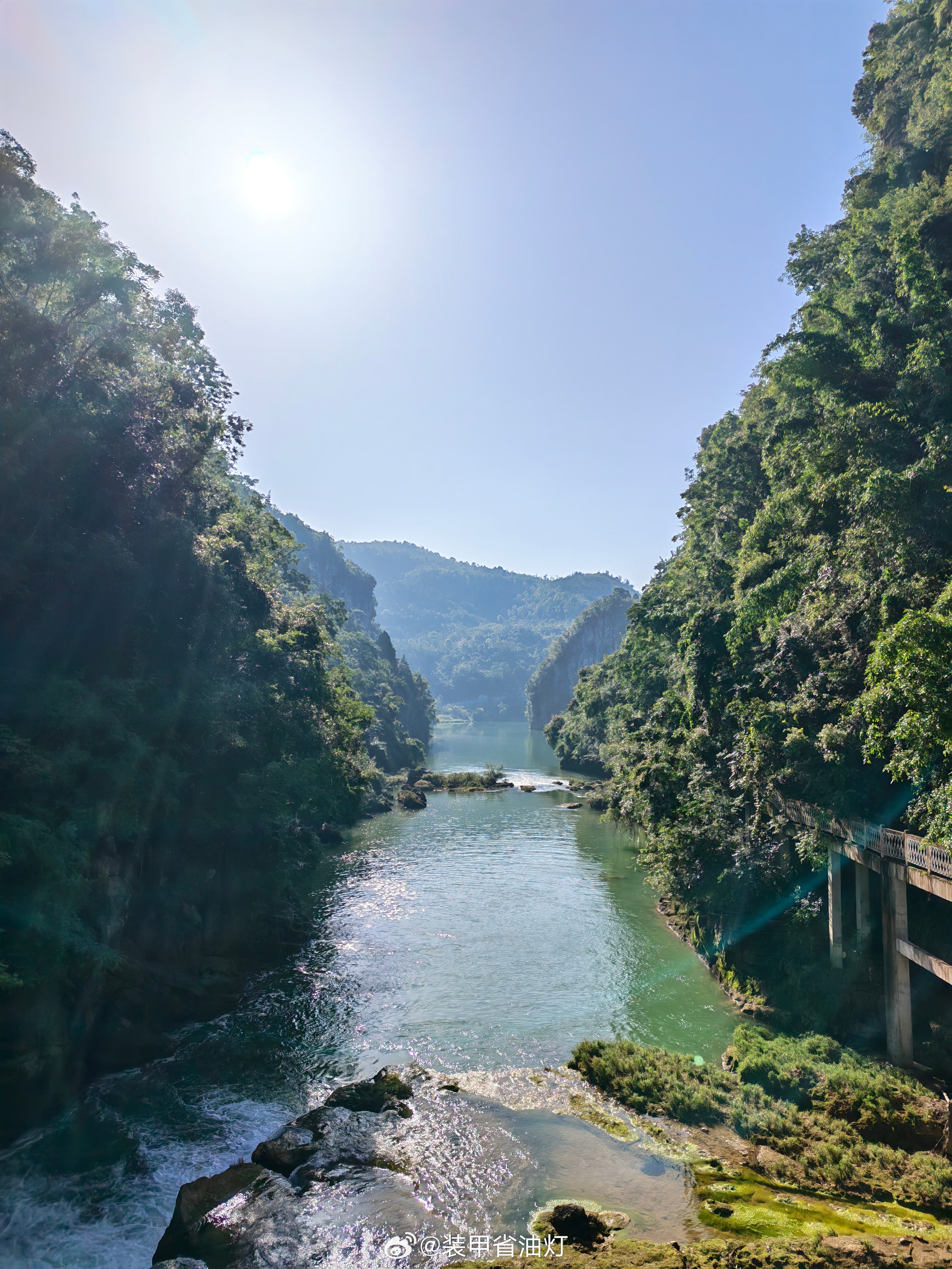 我观青山意难穷，青也惊鸿，颓也从容。青山观我应如是，思也忡忡，忧也皆同。 安顺·