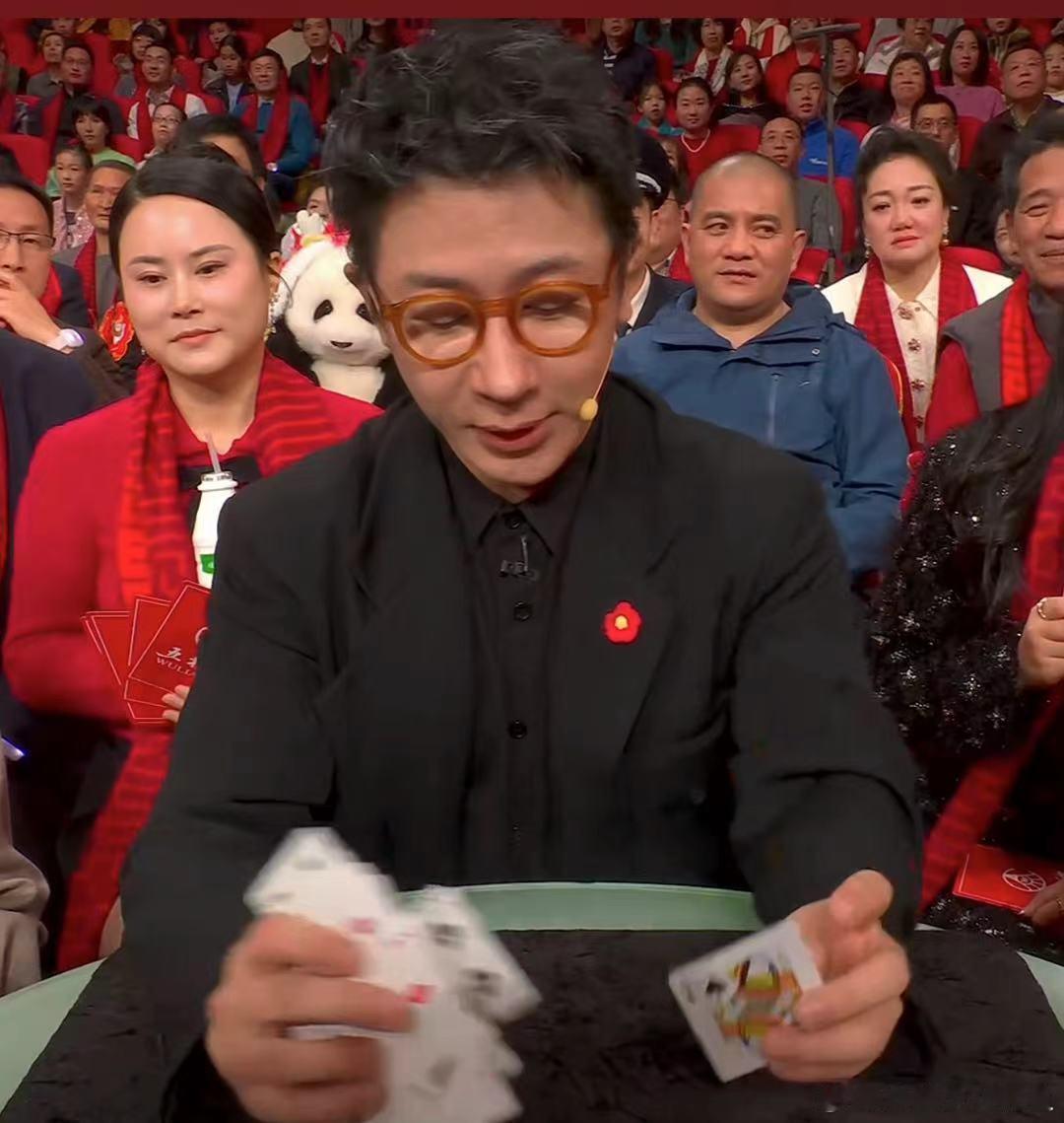 #春晚段子大考##春晚#铁打的刘谦铁打的扑克牌[doge] ​​​