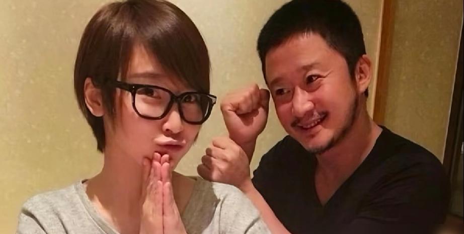 你敢信吗？
他们离婚的谣言，每年都能上几次热搜。
一条毛巾、一个表情，就能编出一