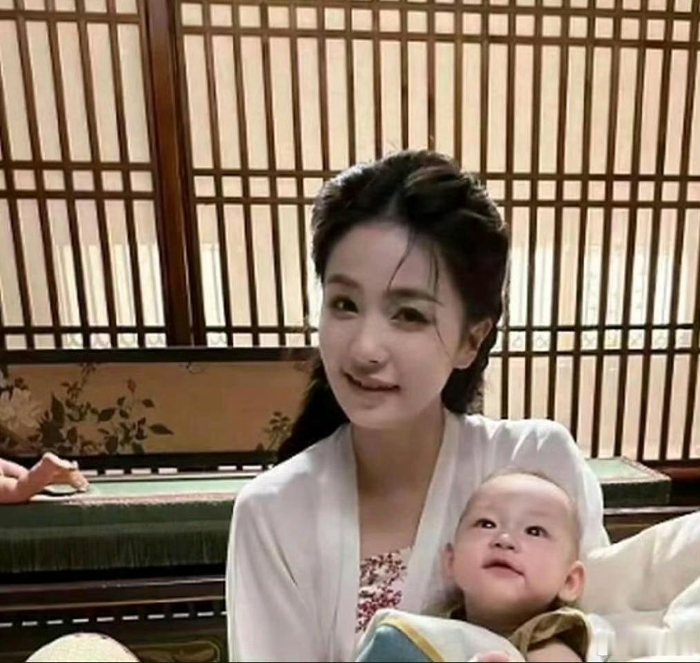 白鹿生完孩子后的剧照，模样真实 