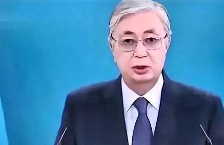 高市早苗脸都绿了？12月21日，日本那边的峰会刚散场，哈萨克斯坦总统托卡耶夫连家