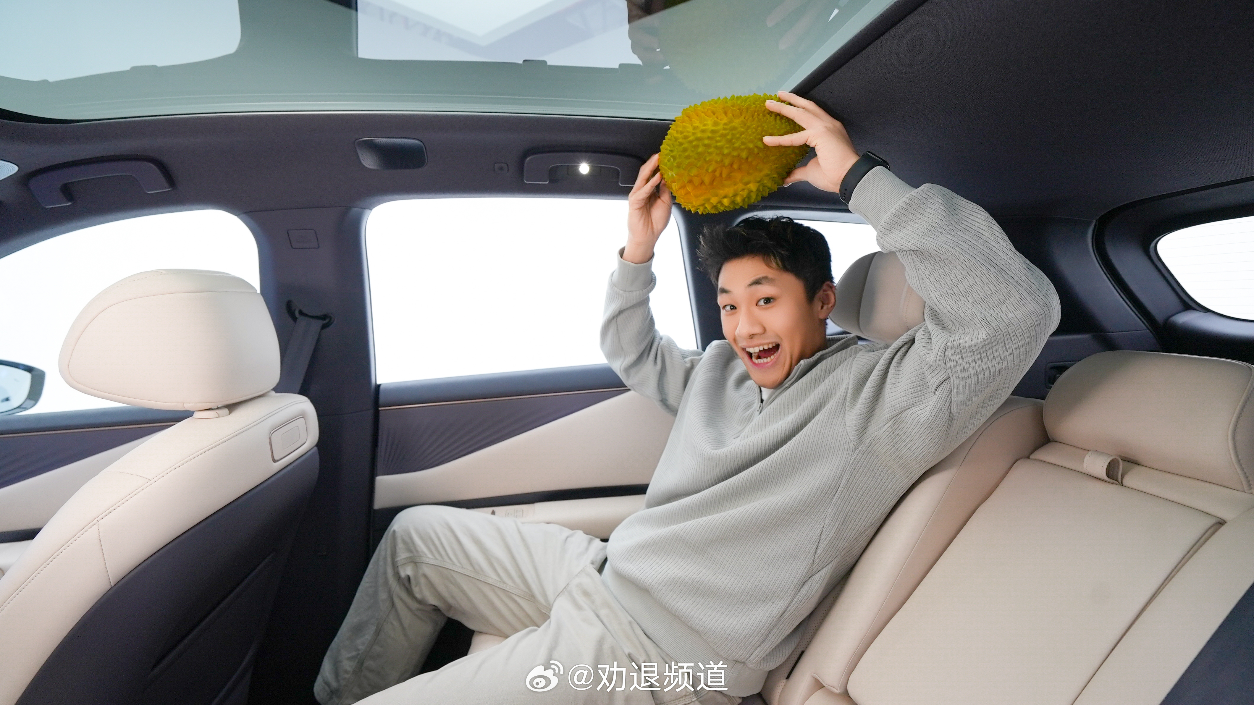 东风日产NX8 头部空间到底有多大？让我“头部顶榴”来试一试吧除此之外日产 NX
