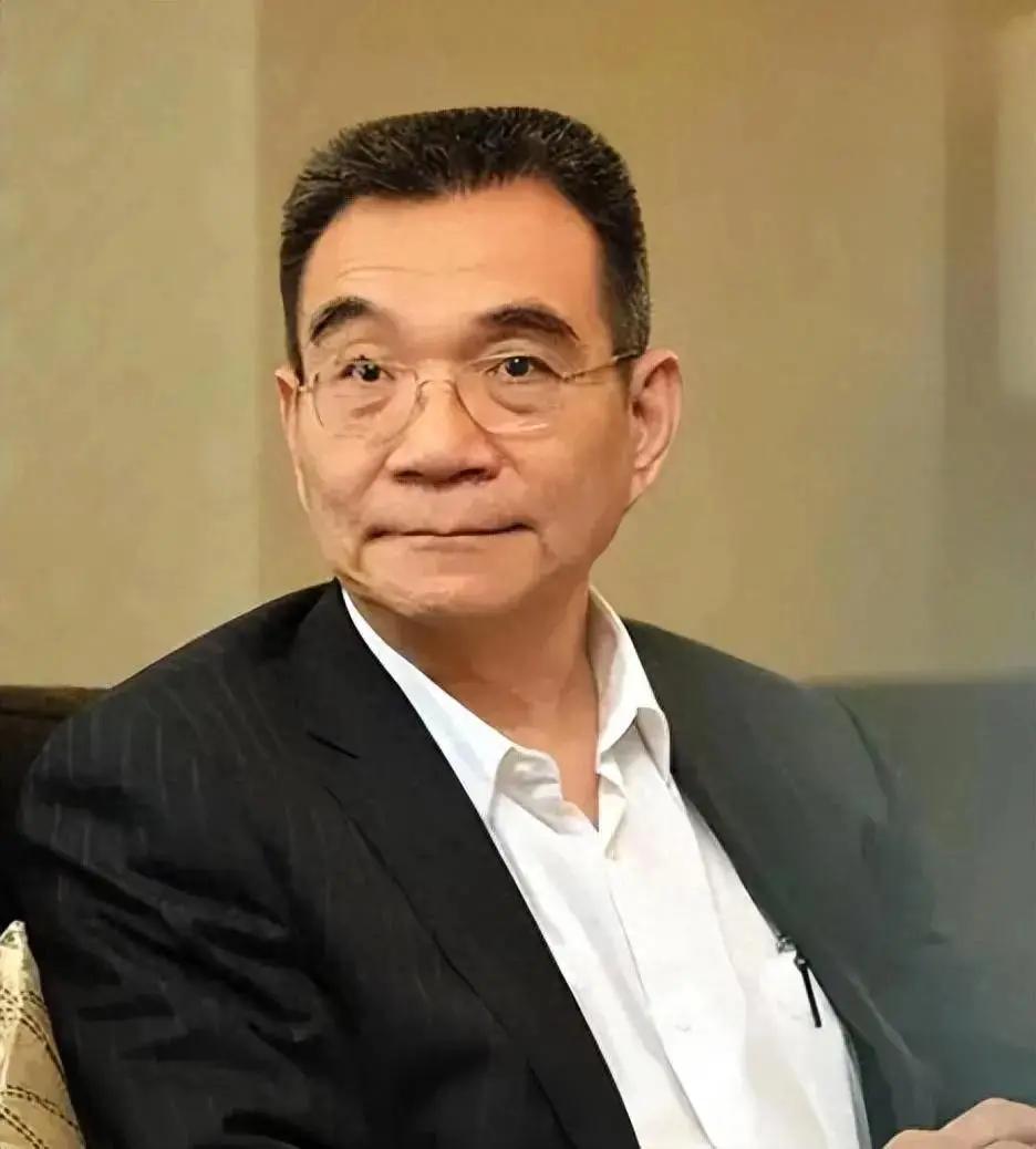 [微风]1979年，一名台湾连长冒死游泳横渡台湾海峡回到了祖国大陆，而他的妻子在